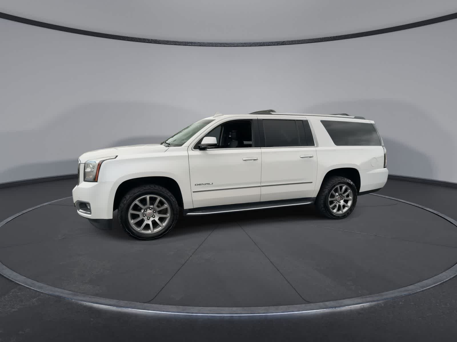 Used 2019 White Frost Tricoat GMC Denali image 4