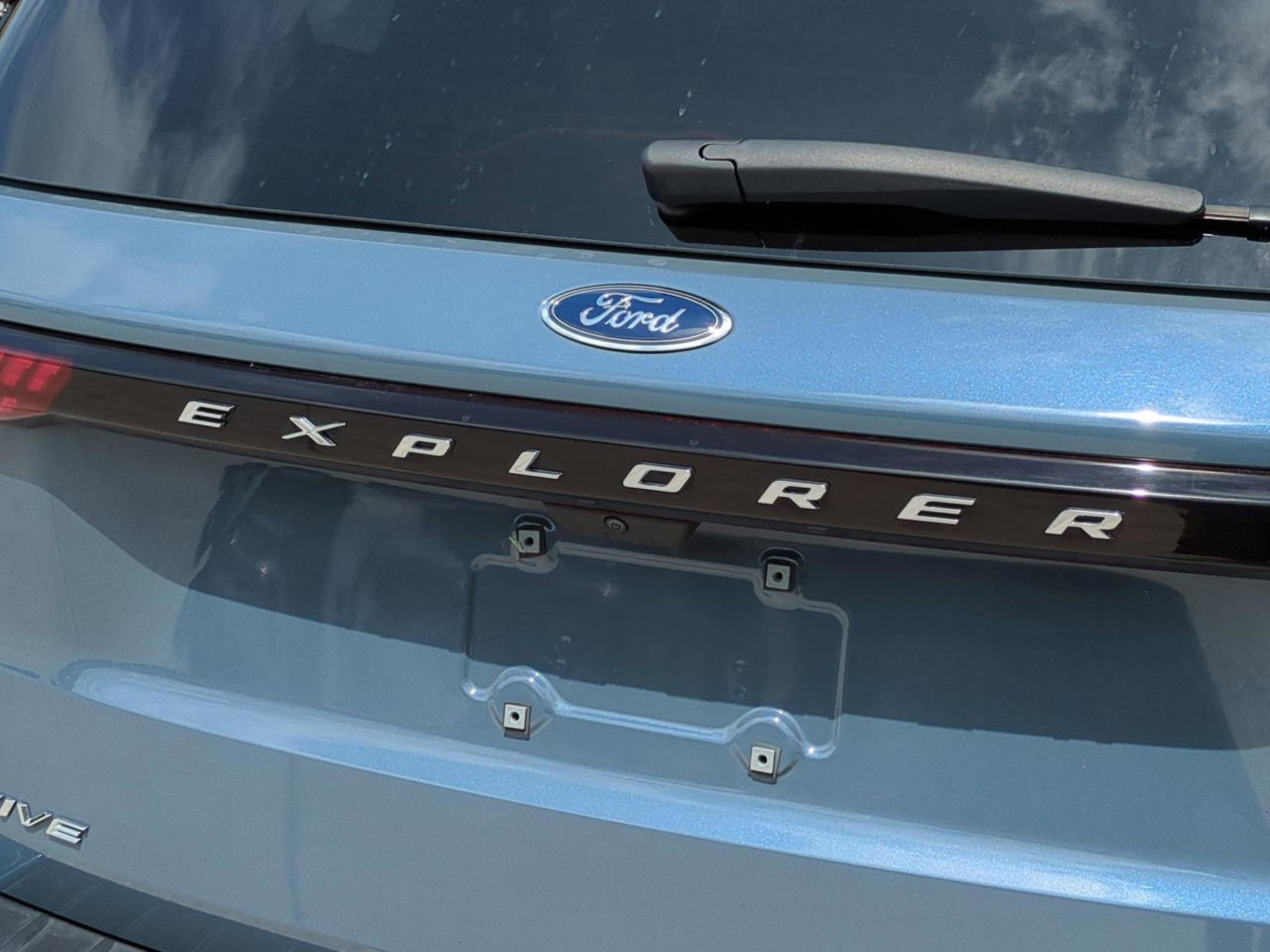 Used 2025 Vapor Blue Ford Active image 33