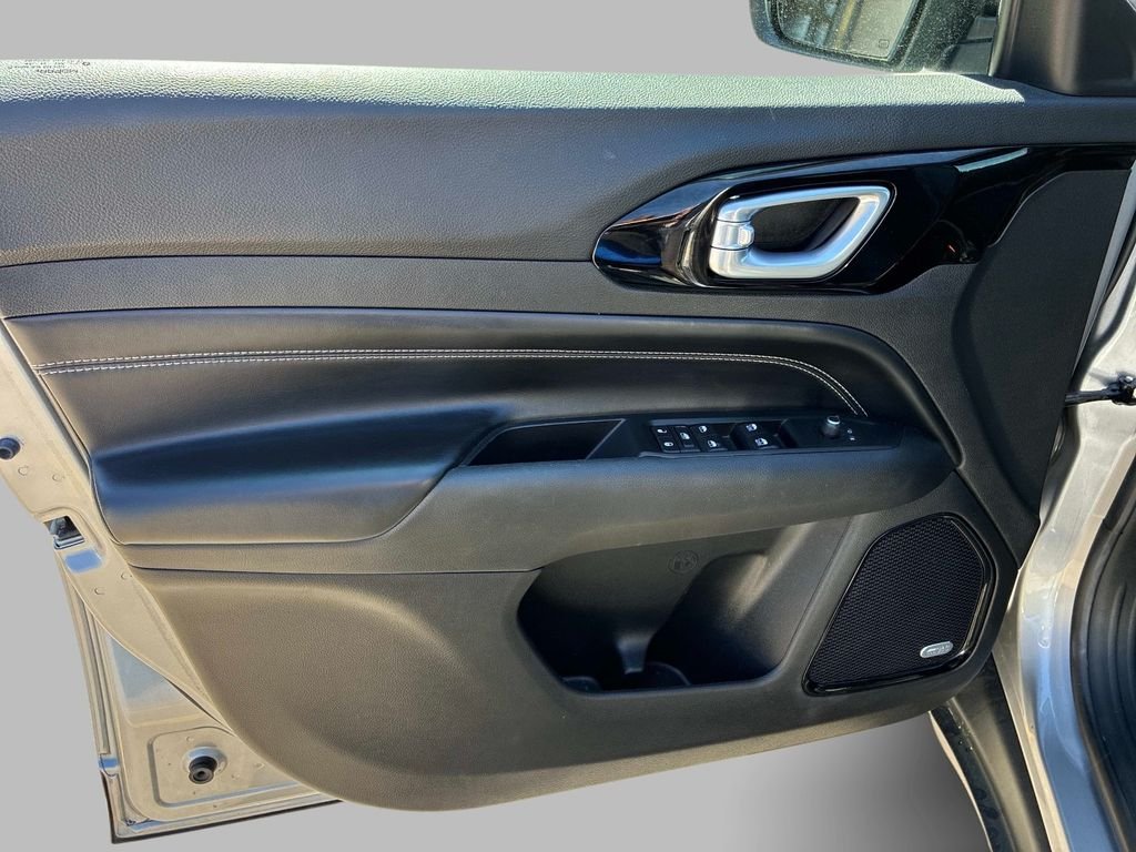 Used 2022 Silver Jeep Latitude image 20