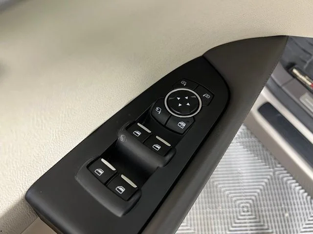 Used 2019 Brown Lincoln Select image 19