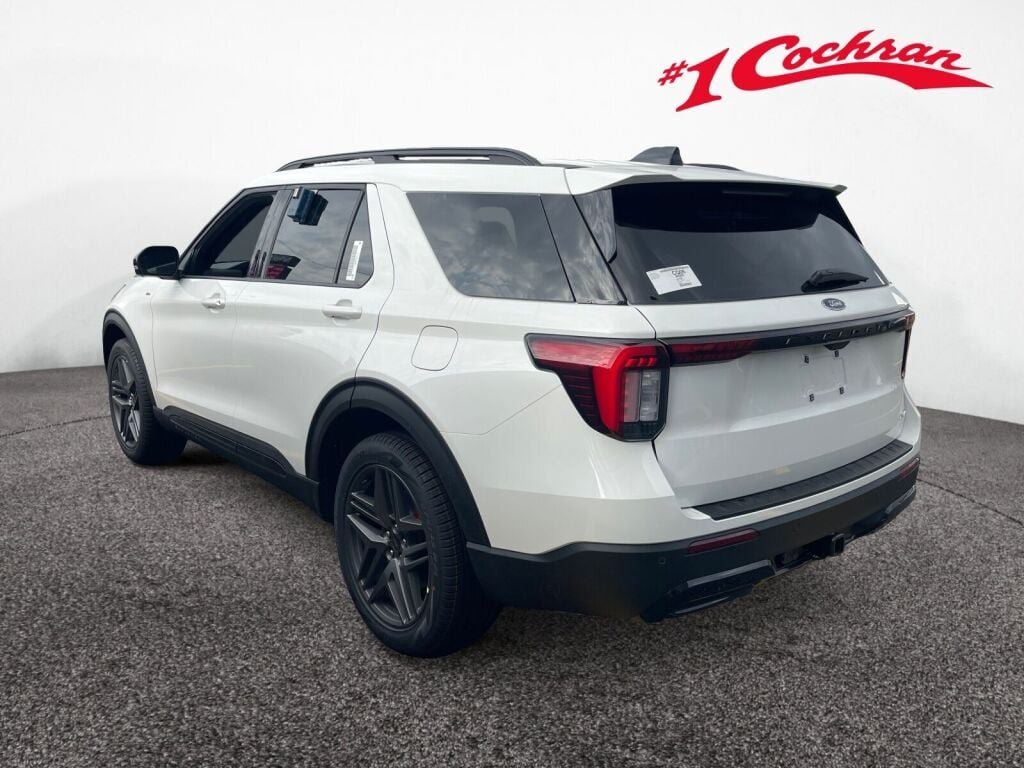 New 2026 Star White Metallic Tri-Coat Ford ST-Line image 4