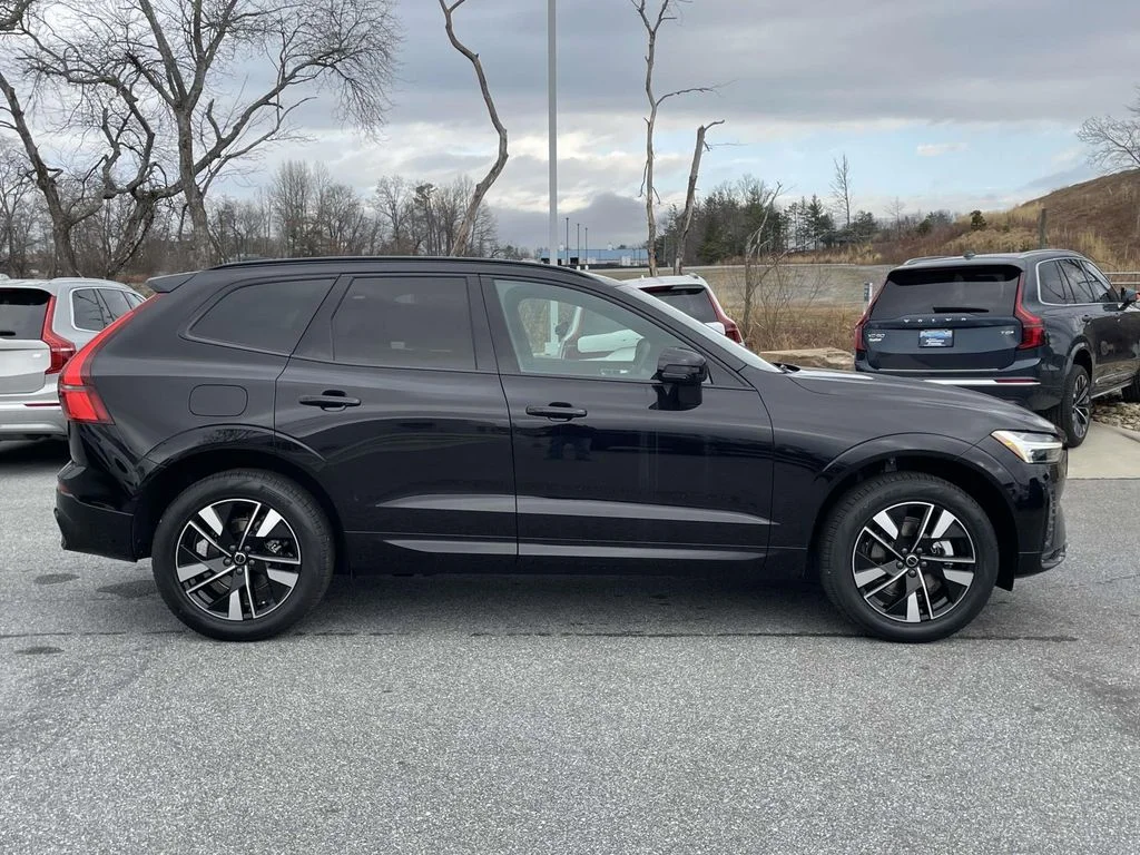 New 2026 Onyx Black Metallic Volvo Core image 29