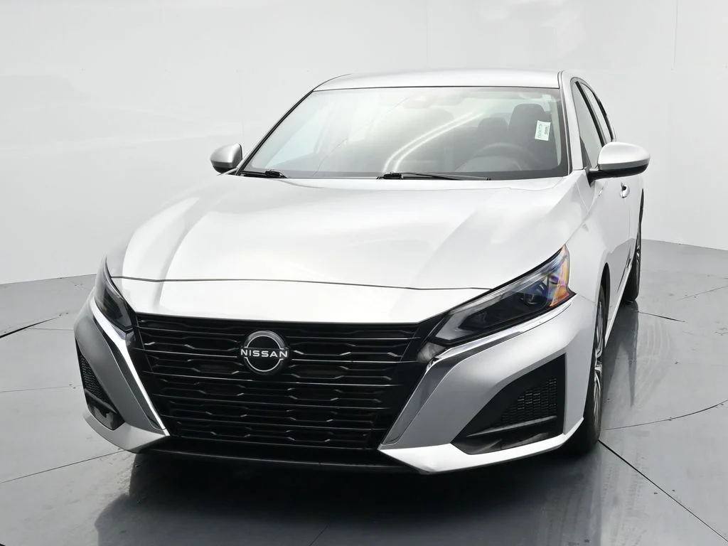 Used 2024 Silver Nissan 2.5 SV image 3