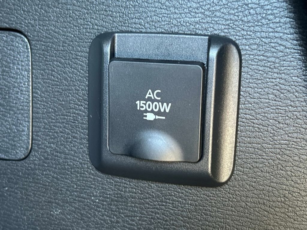Used 2025 Silver Mitsubishi SEL image 13