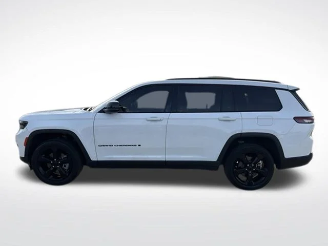 Used 2023 White Jeep Altitude image 3