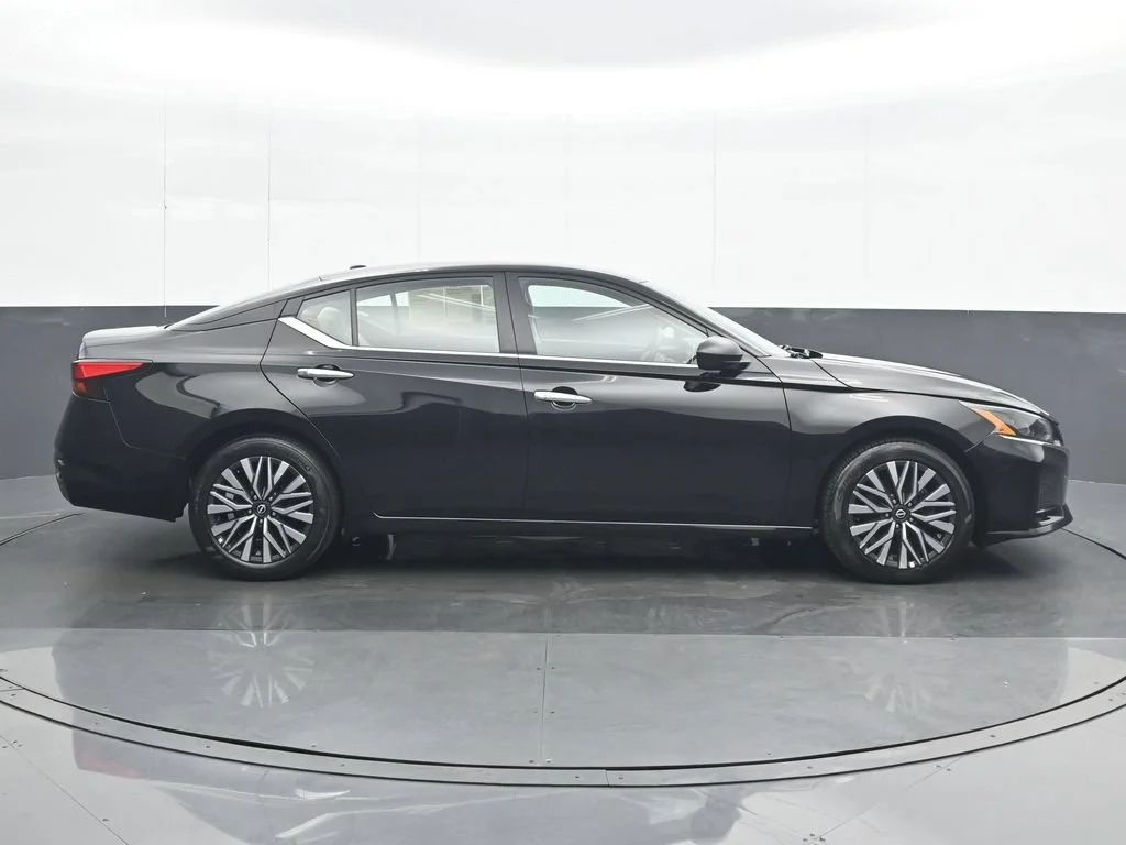 Used 2025 Black Nissan 2.5 SV image 7