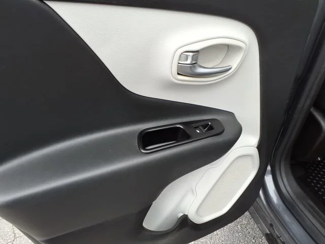 2022 Jeep Renegade Latitude - Photo 14