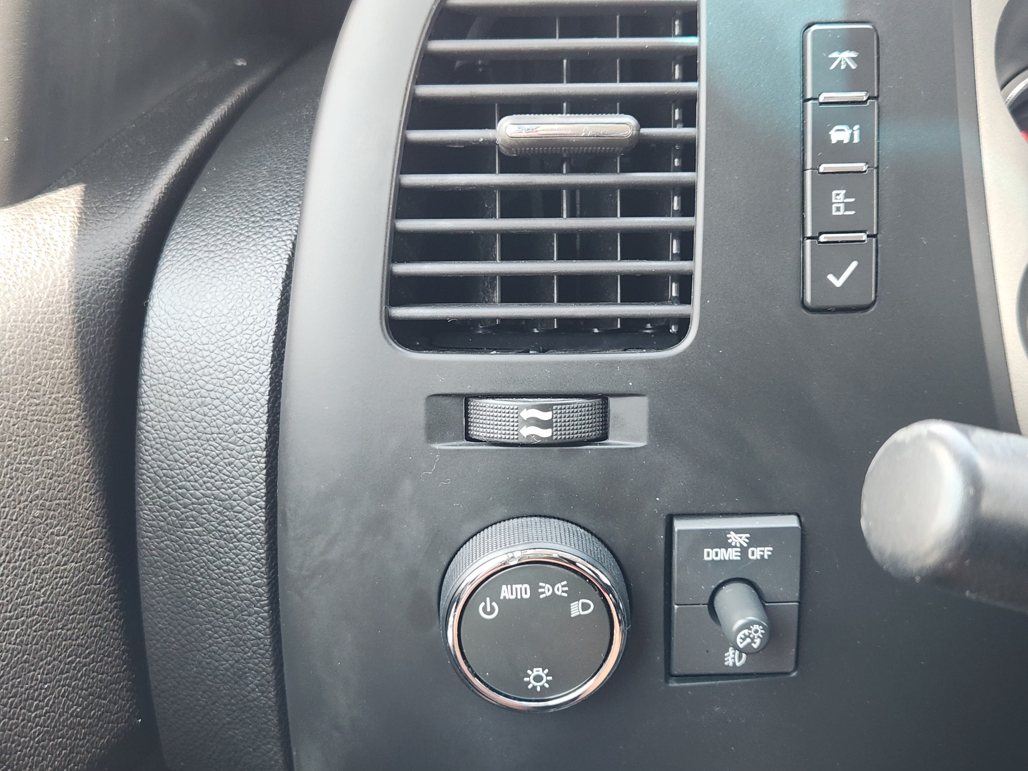 Used 2009 SUMMIT WHITE Chevrolet LT image 20