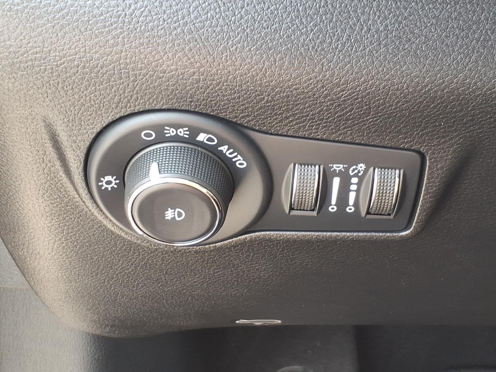 Used 2022 Diamond Black Crystal Pearlcoat Jeep Limited image 14