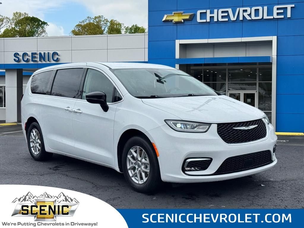 2024 Chrysler Pacifica Touring L's photo