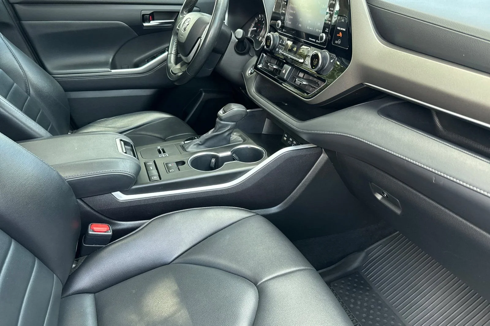 Used 2022 Moon Dust Toyota XLE image 18