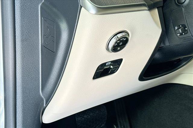 New 2026 Polar White Mercedes-Benz GLC 300 image 39