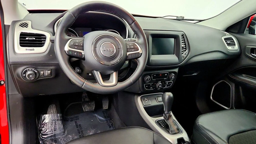 Used 2019 Redline Pearlcoat Jeep Latitude FWD image 12