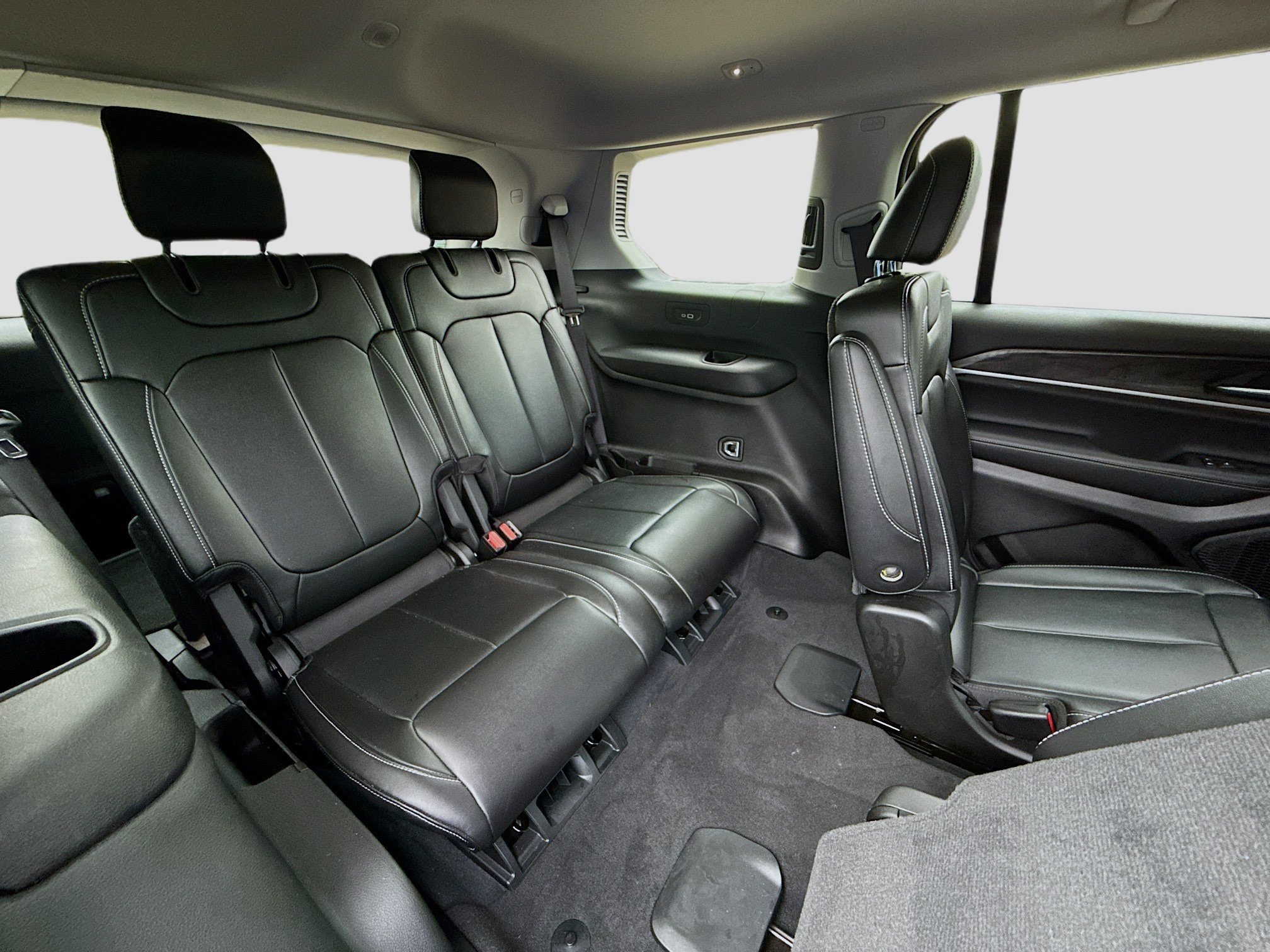 Used 2023 Rocky Mountain Pearlcoat Jeep Limited image 31