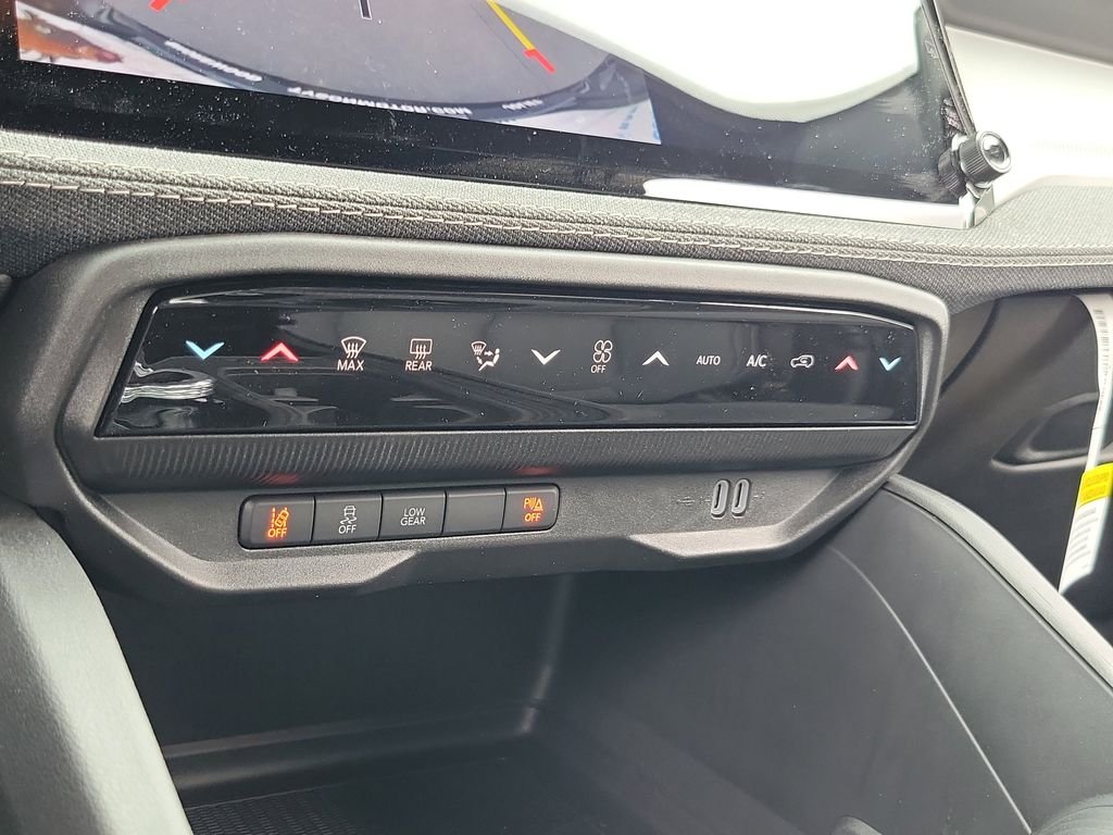 New 2026 Diamond Black Crystal Pearlcoat Jeep Laredo image 23