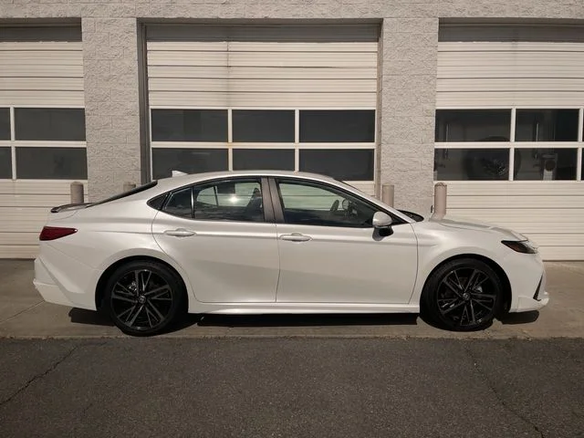 2025 Toyota Camry XSE Hybrid's photo