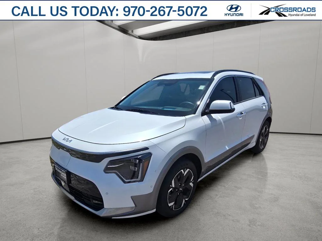 Used 2023 Snow White Pearl Kia Wave image 1