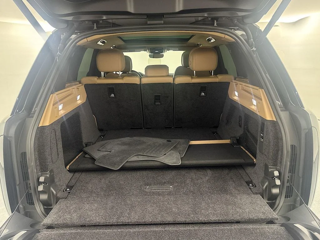 Used 2025 Gray Land Rover SE image 27