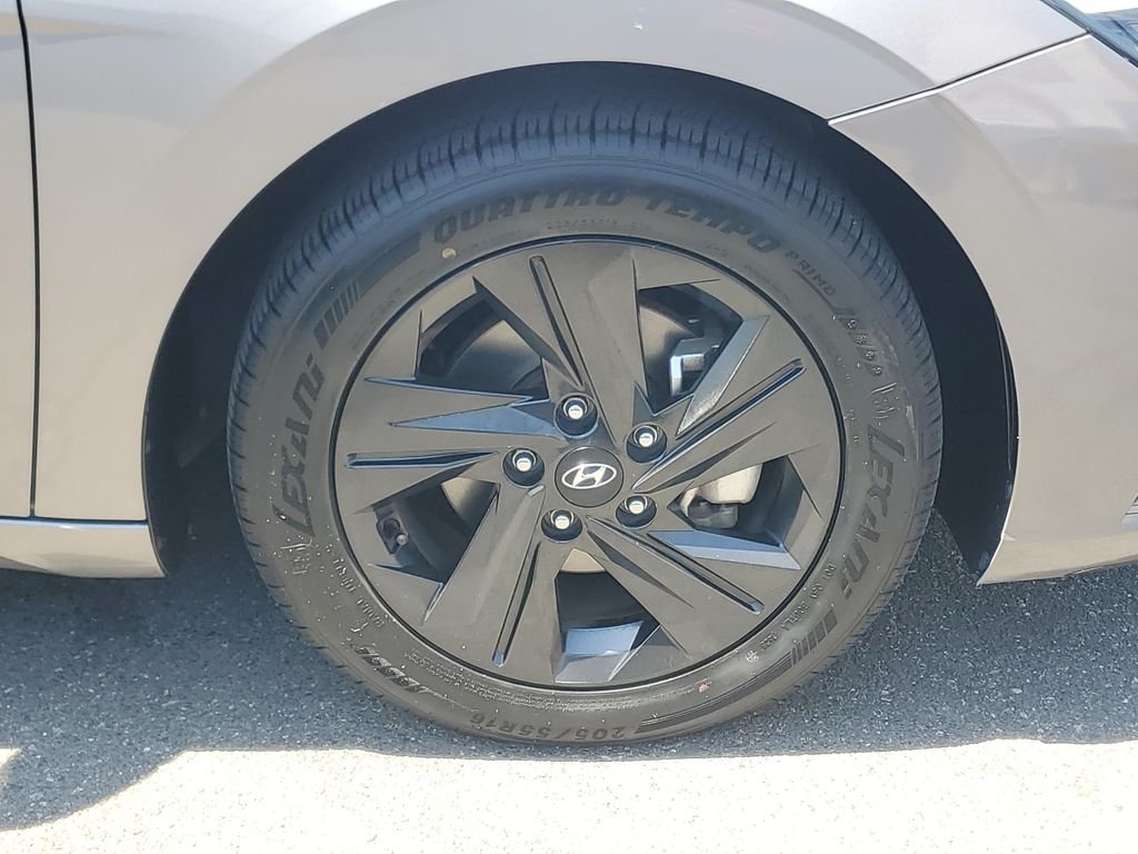 Used 2021 Fluid Metal Hyundai SEL image 6