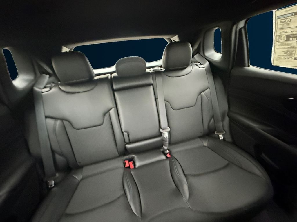 New 2026 Bright White Clear-Coat Exterior Paint Jeep Latitude image 18