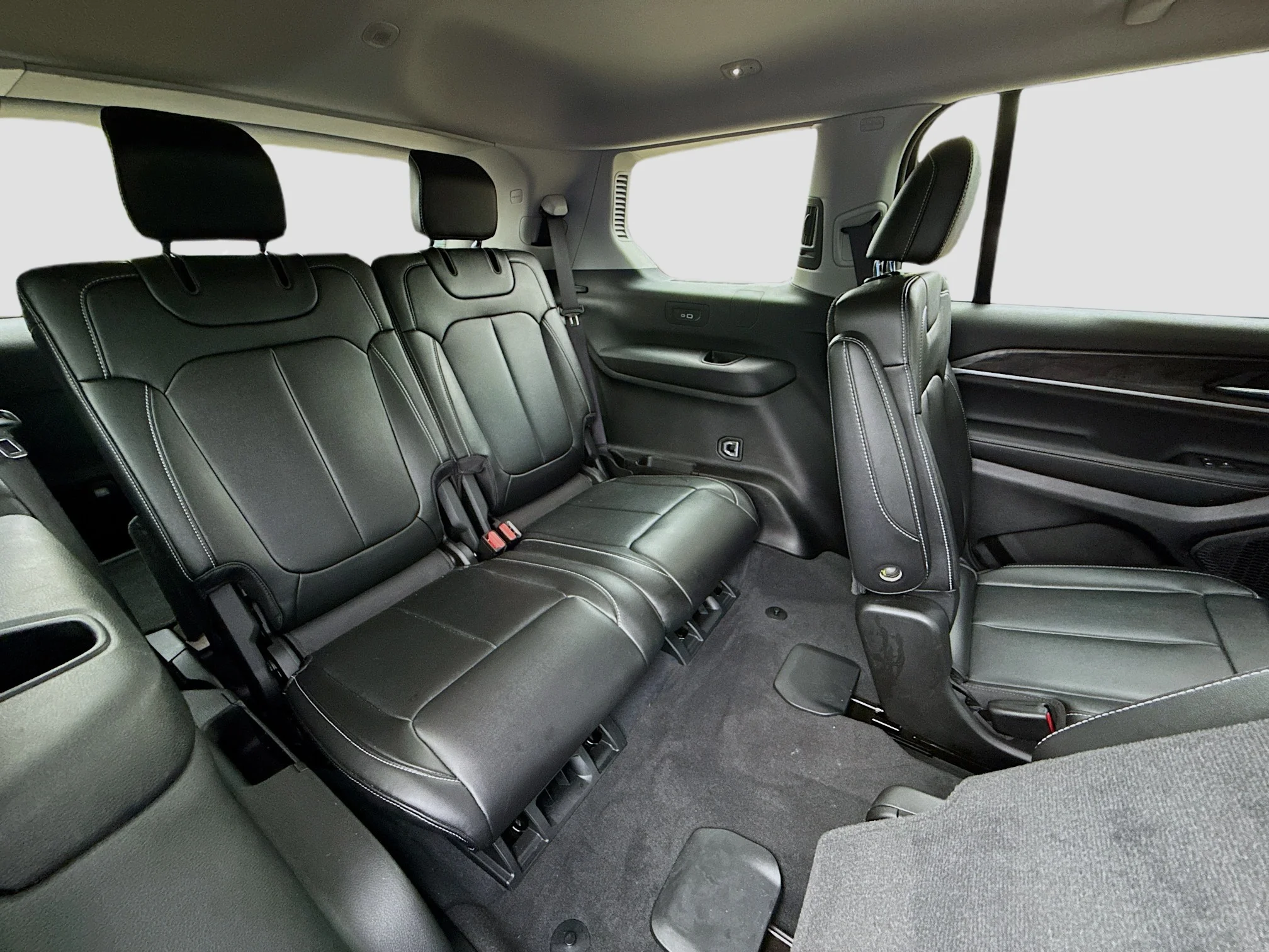 Used 2023 Rocky Mountain Pearlcoat Jeep Limited image 31