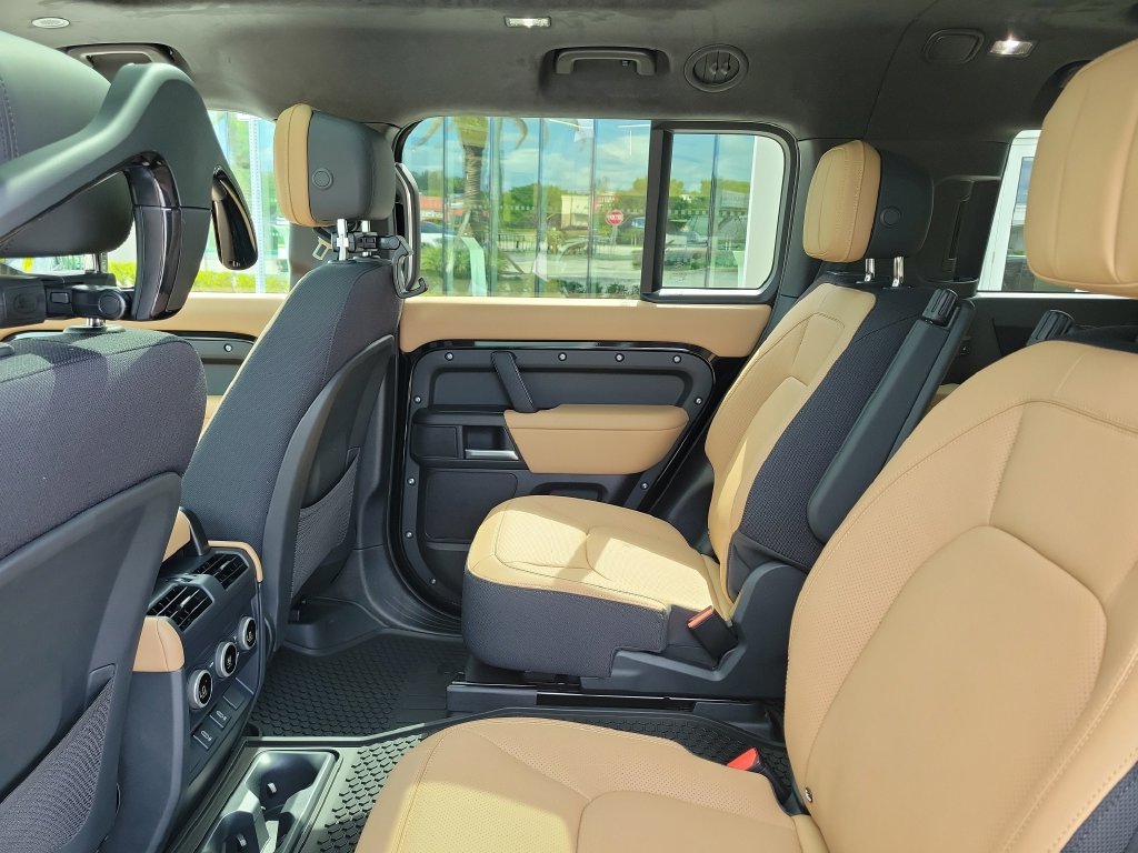 New 2026 Santorini Black Land Rover V8 image 15