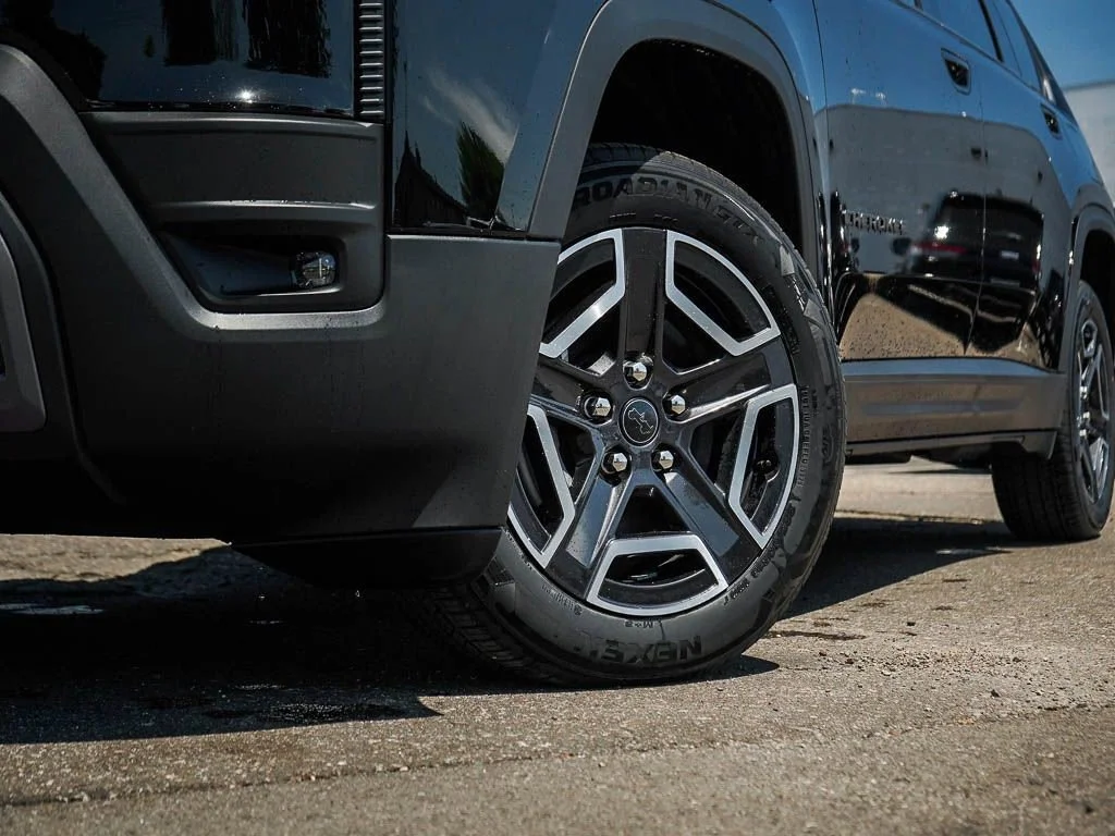 New 2026 Diamond Black Crystal Pearlcoat Jeep Limited image 6