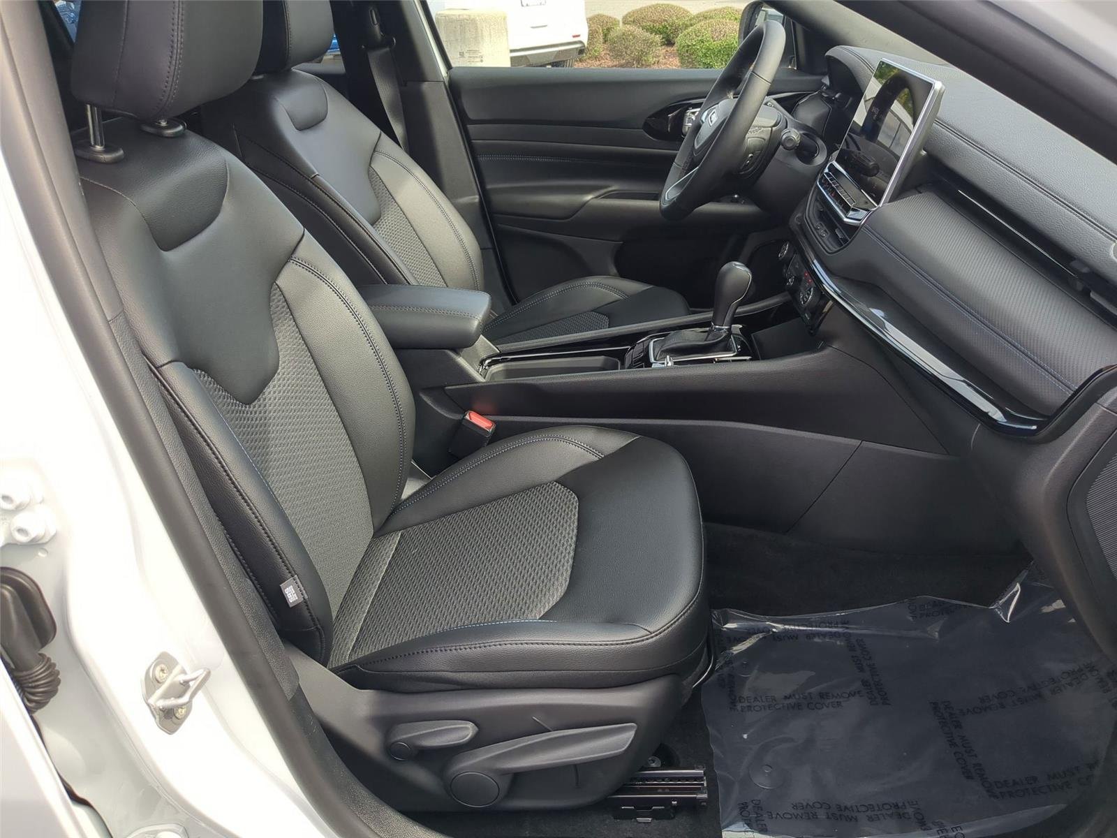 New 2026 Bright White Clear-Coat Exterior Paint Jeep Latitude Altitude image 30