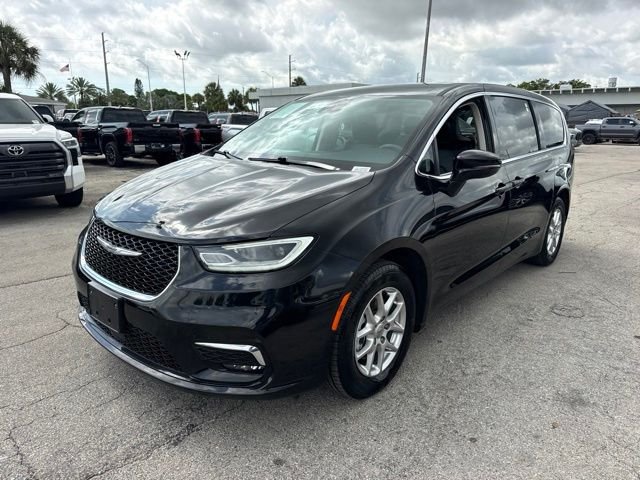 Used 2024 Black Chrysler Touring L image 7