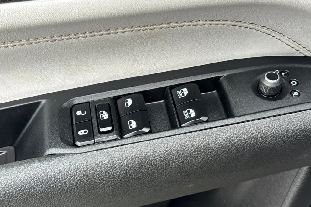 Used 2025 Silver Jeep Limited image 14