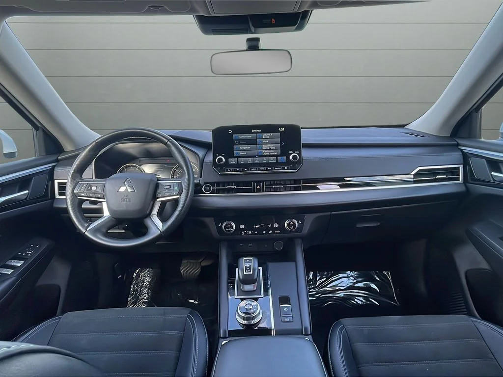 Used 2024 Silver Mitsubishi SE image 12