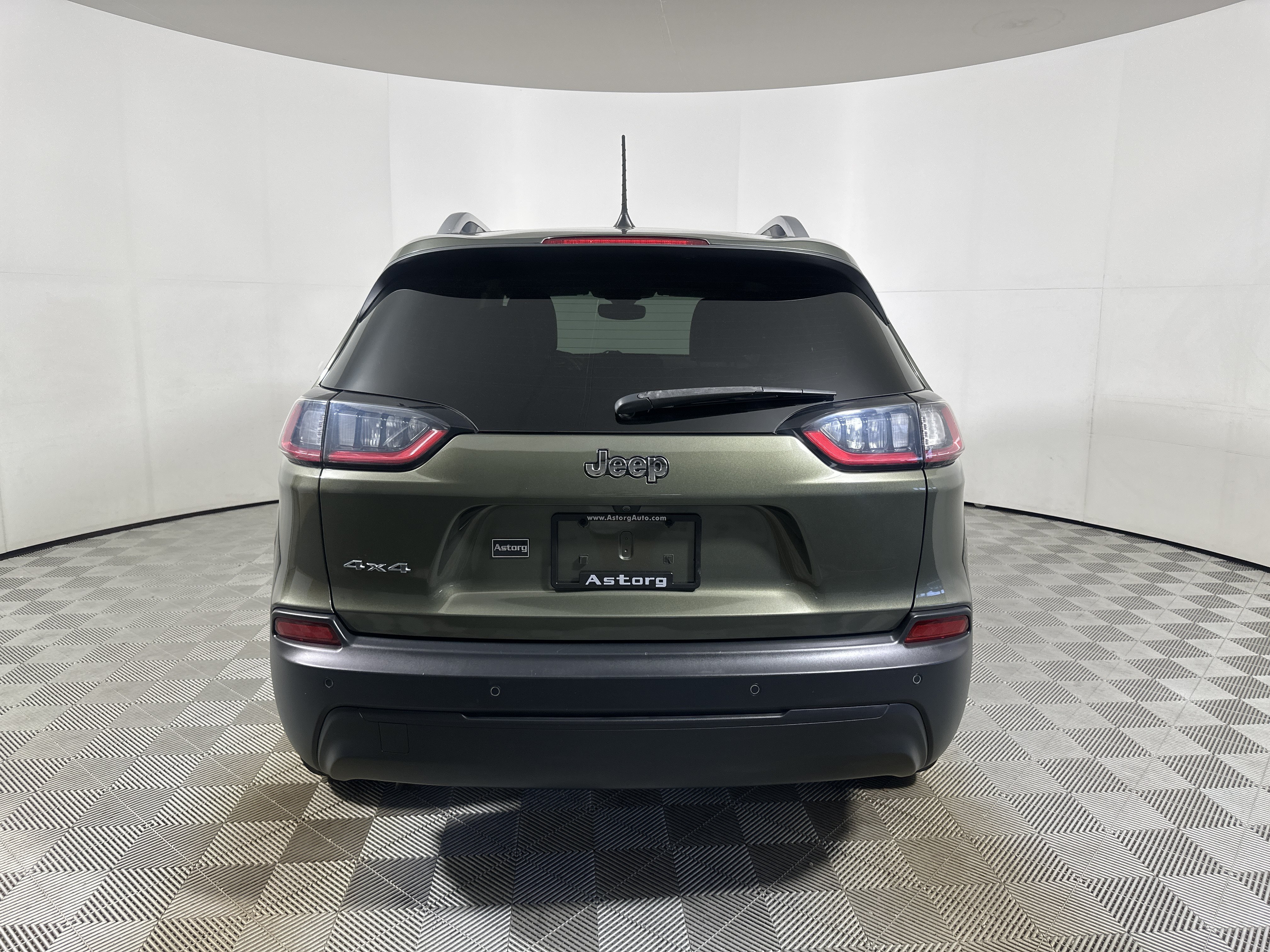 Used 2019 Olive Green Pearlcoat Jeep Latitude Plus image 6