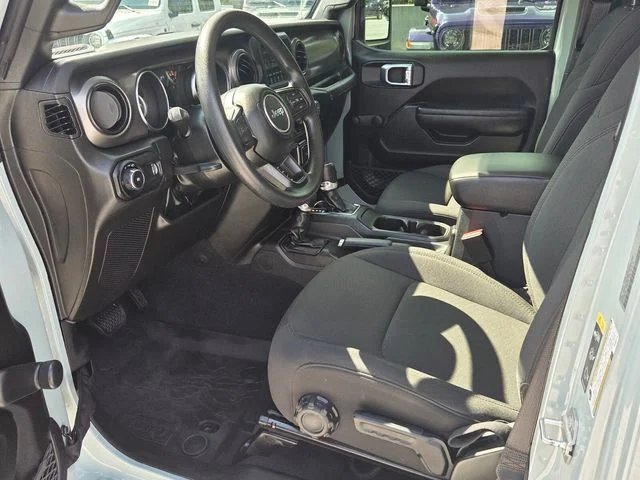 Used 2023  Jeep Sport image 14