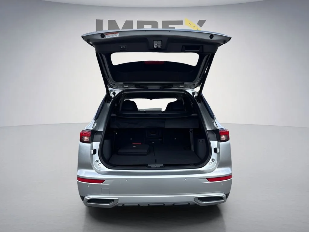Used 2022 Silver Mitsubishi SE image 30