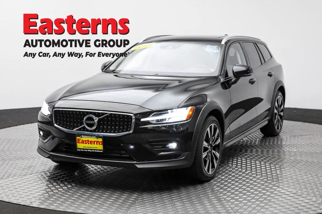 Used 2022 Black Volvo T5 image 1