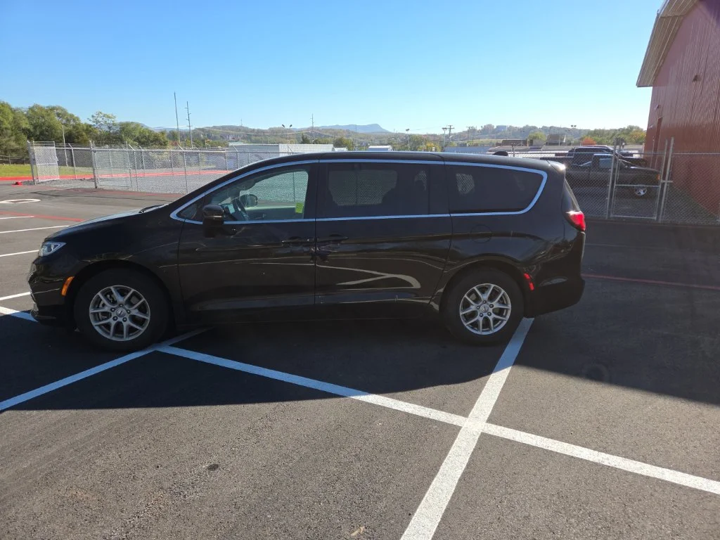 Used 2024 Black Chrysler Touring L image 4