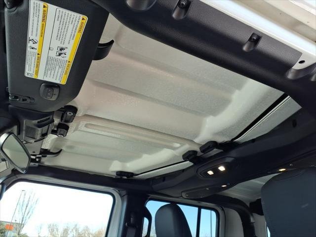New 2026 Bright White Clear-Coat Exterior Paint Jeep Rubicon image 5