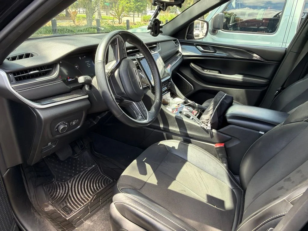 Used 2022 Diamond Black Crystal Pearlcoat Jeep Altitude image 7
