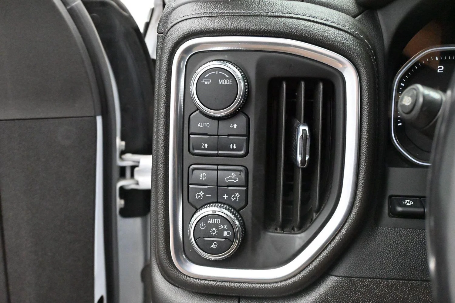 Used 2022 White Frost Tricoat GMC Denali image 30