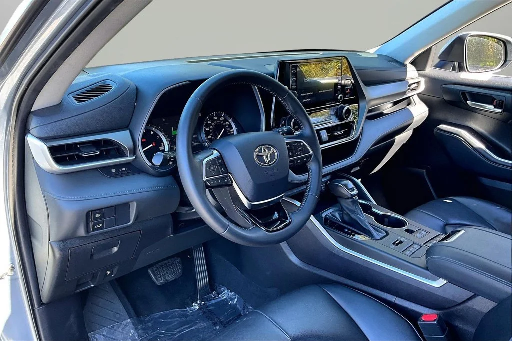 Used 2021 Silver Toyota XLE image 21
