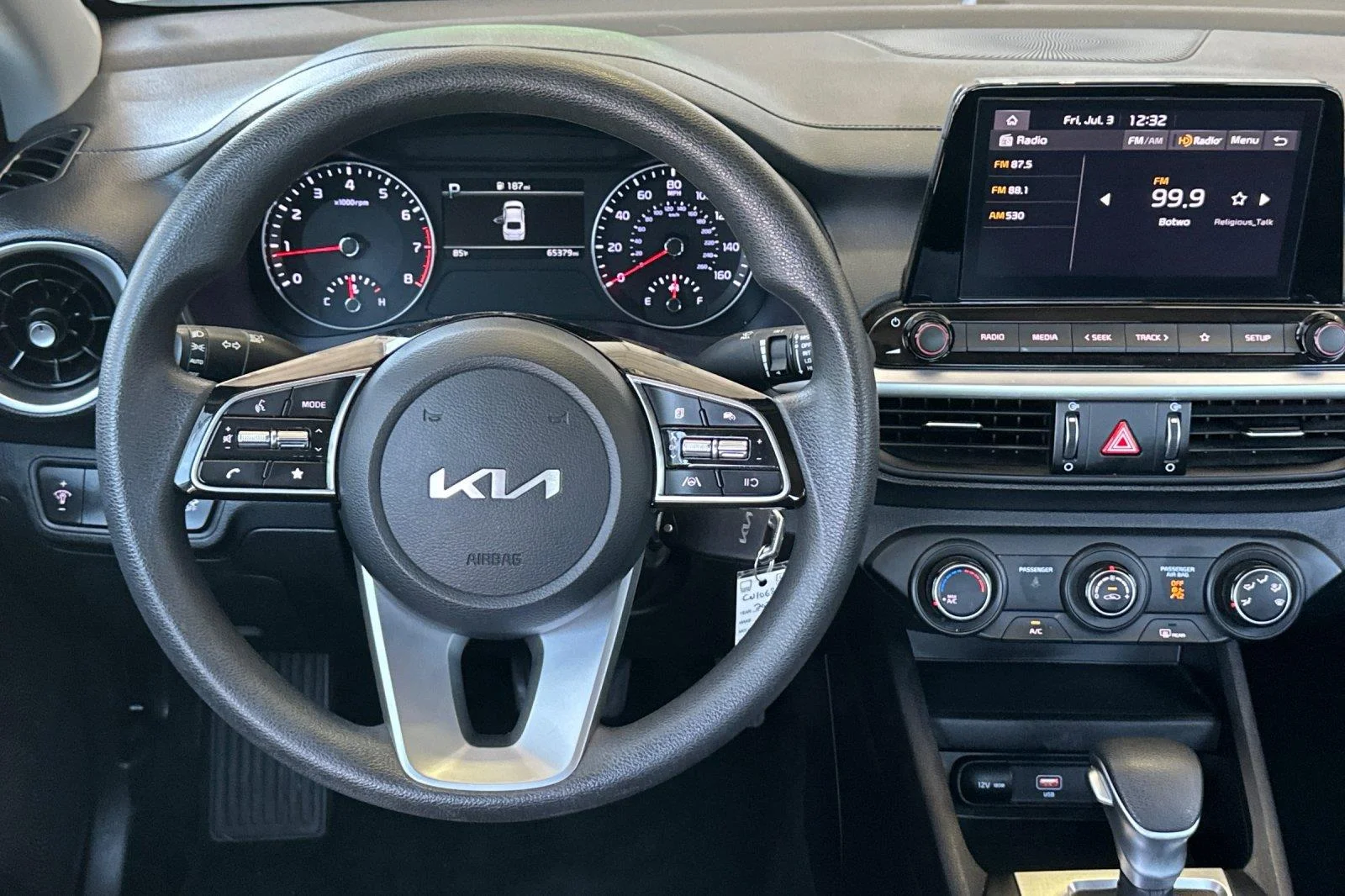 Used 2023 Snow White Pearl Kia LXS image 14
