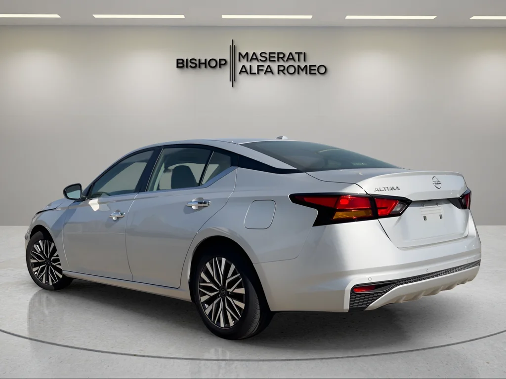 Used 2025 Silver Nissan 2.5 SV image 3