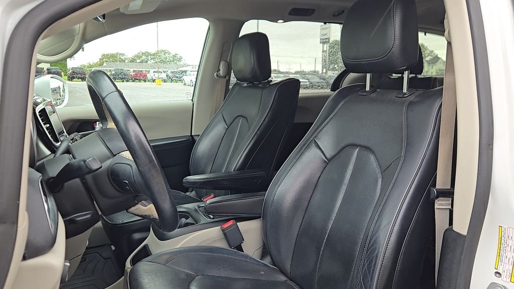 Used 2018 White Chrysler Limited image 6