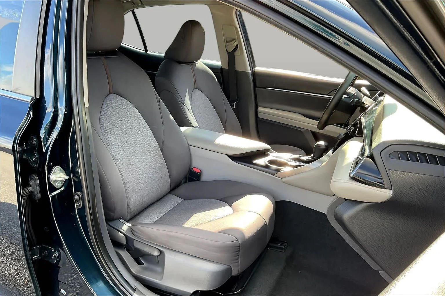 Used 2019 Galactic Aqua Mica Toyota L image 9