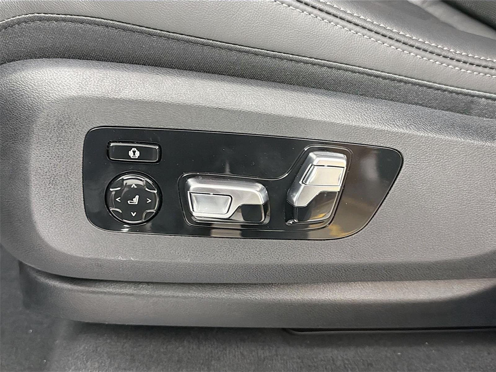 New 2026 Black Sapphire Metallic BMW sDrive40i image 38