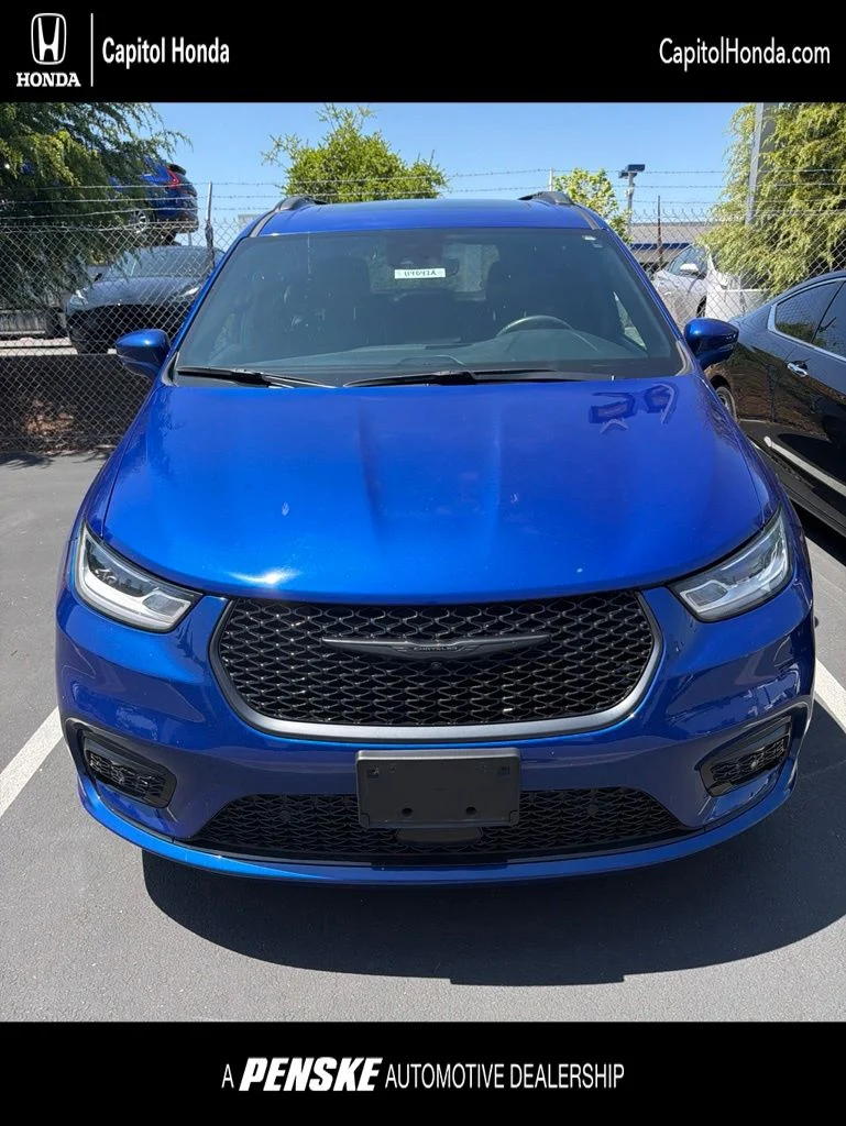 2021 Chrysler Pacifica Limited's photo