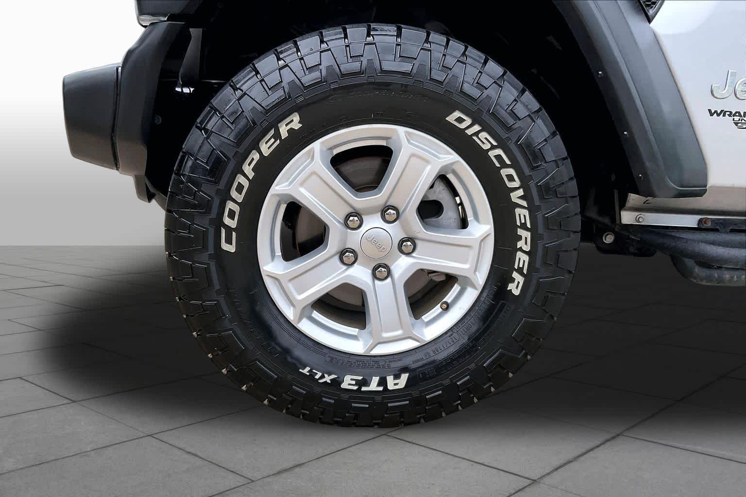 Used 2018 Billet Silver Metallic Clearcoat Jeep Sport S image 10