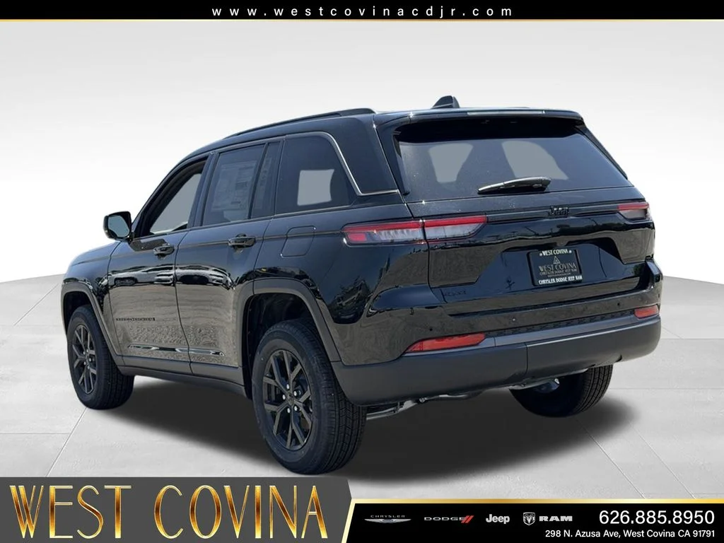 New 2026 Diamond Black Crystal Pearl-Coat Exterior Paint Jeep Altitude image 10