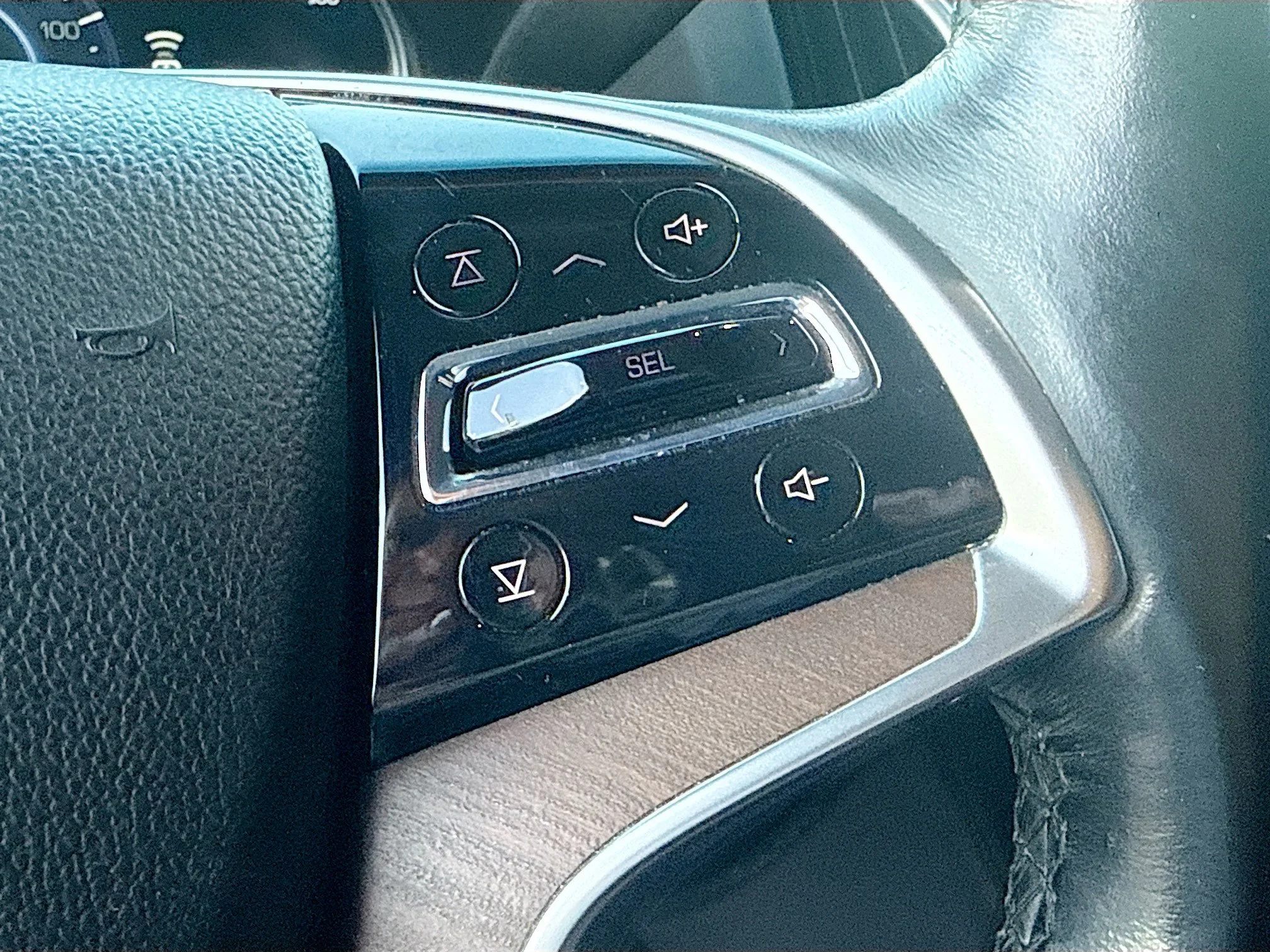 Used 2016 Crystal White Tricoat Cadillac Luxury Collection image 40