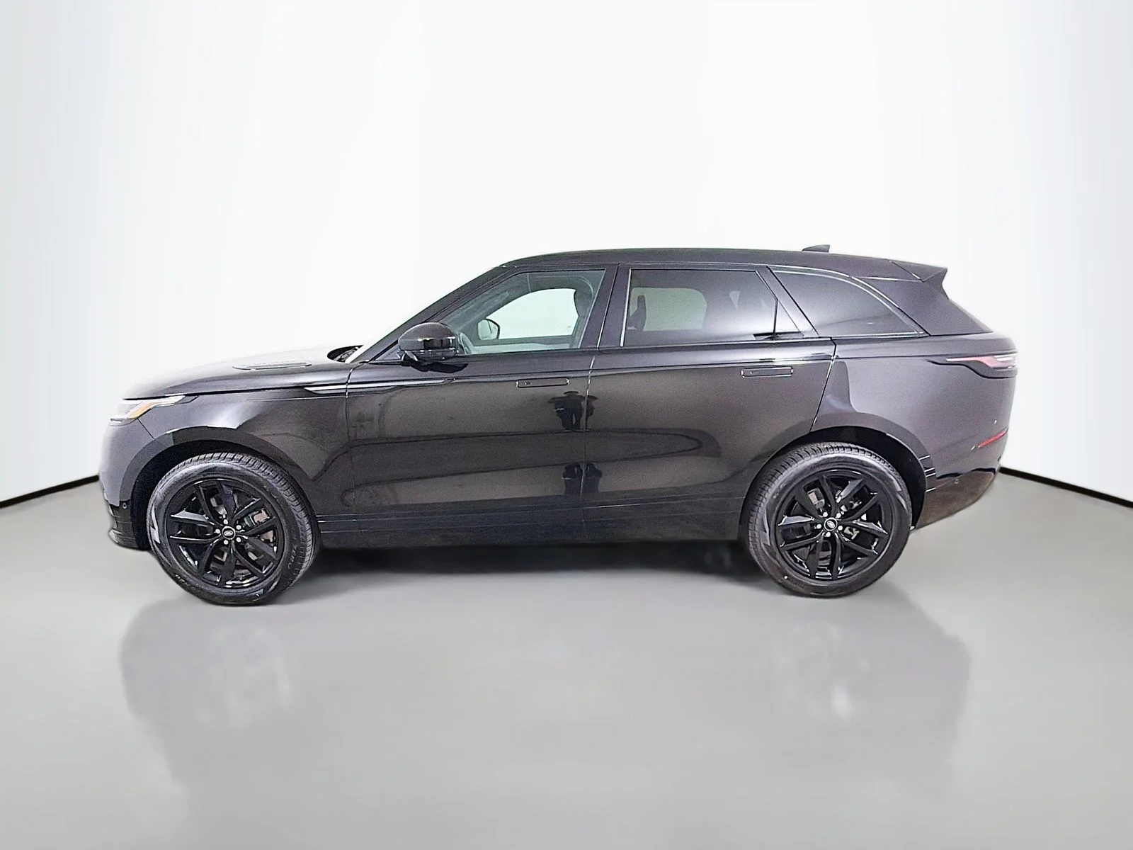 New 2026 Santorini Black Land Rover Dynamic SE image 2
